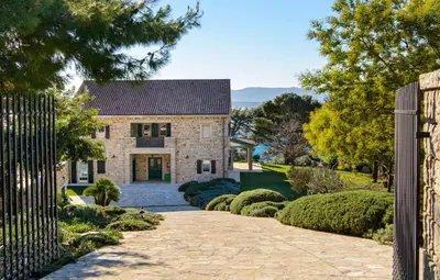 Vrt u objektu Elegant Brac Villa 4 Bedrooms Villa Shoreline Serenity Stunning Sea Views