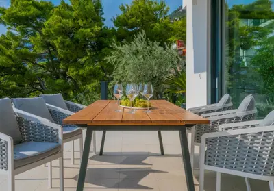 Vrt u objektu Beautiful Seafront Split Villa 9 Bedrooms Bellamar Vista Retreat