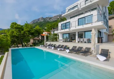 Bazen u objektu Beautiful Seafront Split Villa 9 Bedrooms Bellamar Vista Retreat ili u blizini
