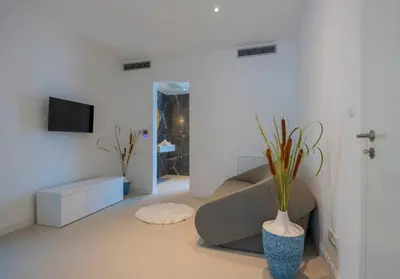 TV i/ili zabavni centar u objektu Beautiful Seafront Split Villa 9 Bedrooms Bellamar Vista Retreat