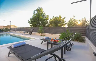 Bazen u objektu Beach Front Home In Podstrana ili u blizini