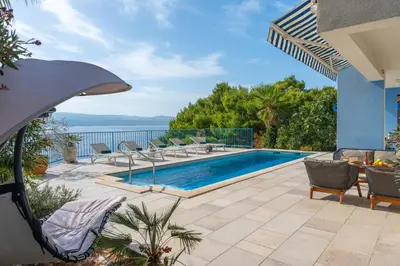 Bazen u objektu Seafront Villa Azzurro with heated pool ili u blizini