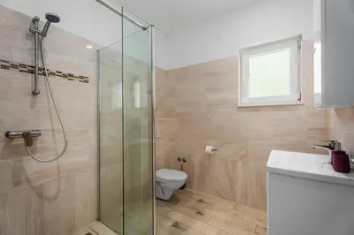 Kupaonica u objektu Seafront Villa Azzurro with heated pool
