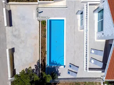 Bazen u objektu Villa Blu Brac A Beautiful 3 Bedroom Villa A Stones Throw To The Beach ili u blizini