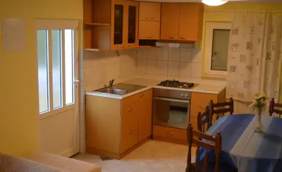 Kuhinja ili čajna kuhinja u objektu Studio Stomorska with sea view10