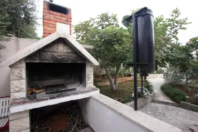Oprema za roštilj dostupna gostima apartmana