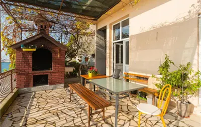 Popločani dio dvorišta ili vanjski dio objekta Stunning Apartment In Krilo Jesenice With Wifi