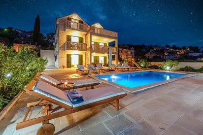 Bazen u objektu House Villa Gold ili u blizini