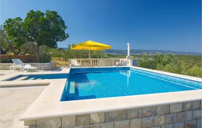 Bazen u objektu Holiday Home Pucisca 15 ili u blizini