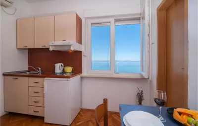 Kuhinja ili čajna kuhinja u objektu Apartment Podstrana 4