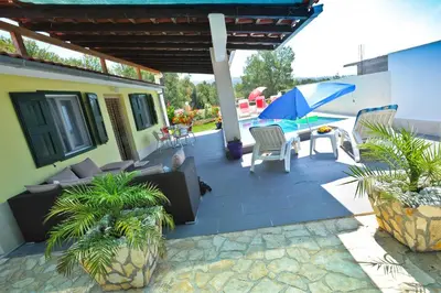 Popločani dio dvorišta ili vanjski dio objekta Secluded house with seawater pool