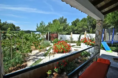 Vrt u objektu Secluded house with seawater pool
