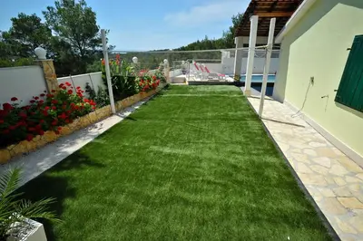 Vrt u objektu Secluded house with seawater pool