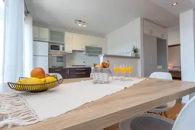 Kuhinja ili čajna kuhinja u objektu Stunning sea view apartment Ani