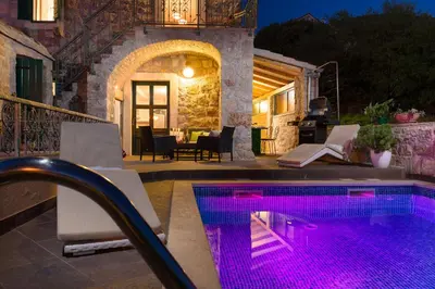 Bazen u objektu Villa Mare ili u blizini