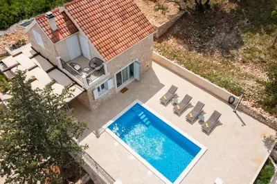 Bazen u objektu Emerald Eco Villa ili u blizini