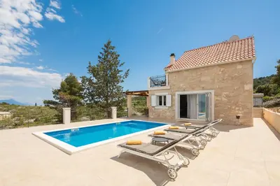 Bazen u objektu Emerald Eco Villa ili u blizini