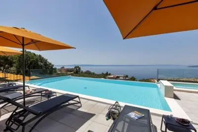 Bazen u objektu DINORA Exclusive Apartments ili u blizini