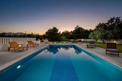 Bazen u objektu Villa Paradiso ili u blizini
