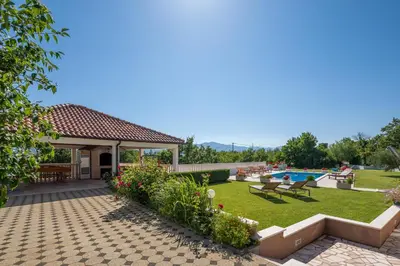 Bazen u objektu Villa Paradiso ili u blizini
