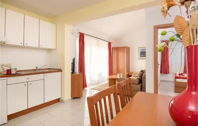 Kuhinja ili čajna kuhinja u objektu Lovely Apartment In Baska Voda