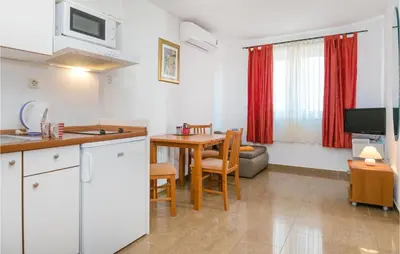 Kuhinja ili čajna kuhinja u objektu Stunning Apartment In Baska Voda