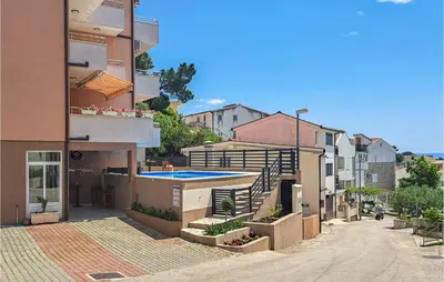 Bazen u objektu Beautiful Apartment In Baska Voda ili u blizini