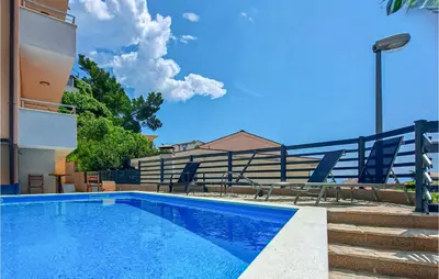 Bazen u objektu Beautiful Apartment In Baska Voda ili u blizini