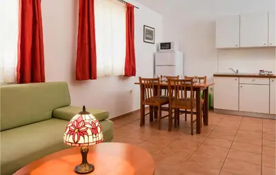 Kuhinja ili čajna kuhinja u objektu Awesome Apartment In Baska Voda