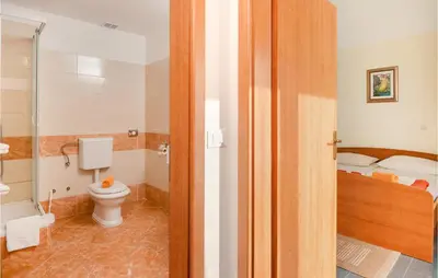 Kupaonica u objektu Lovely Apartment In Baska Voda