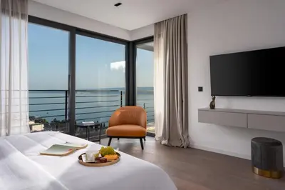 TV i/ili zabavni centar u objektu Deluxe Villa Nitia with 4 bedrooms 550m from sandy beach