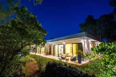 Vrt u objektu Secluded Hvar Villa 4 Bedrooms Villa Kucno Drvo Short Walk To Beach