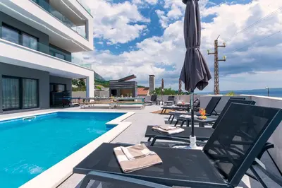 Bazen u objektu Villa Leona xxl ili u blizini