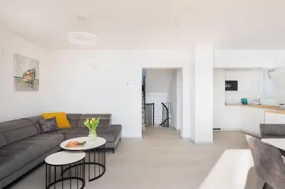 Kuhinja ili čajna kuhinja u objektu Modern Villa Maris - with heated pool & sea view