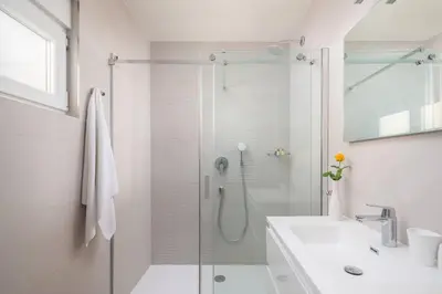 Kupaonica u objektu Modern Villa Maris - with heated pool & sea view
