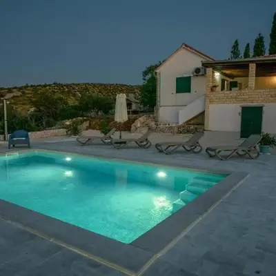 Family friendly house with a swimming pool Bobovisca