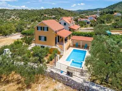 Bazen u objektu Villa Jelena ili u blizini