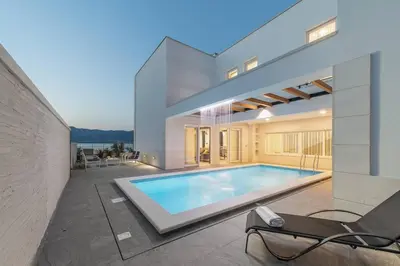 Bazen u objektu Villa Symphony, heated pool - 10m from the sea ili u blizini