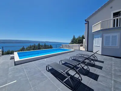 Bazen u objektu Villa Lea with a beautiful view and swimming pool ili u blizini