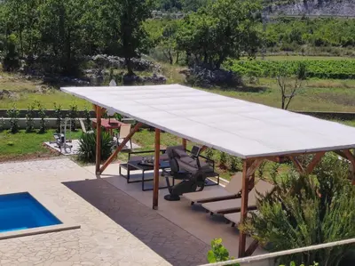 Bazen u objektu Holiday House Mila ili u blizini
