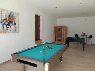 Stol za biljar u objektu Holiday House Mila