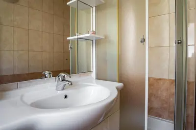 Kupaonica u objektu Apartmani Saric