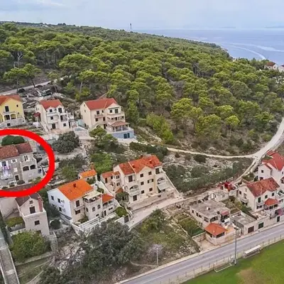 Apartments with parking spaces Postira