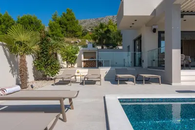 Bazen u objektu Luxury 5-bedroom villa Princess Korina with heated pool, pool table, sauna, a hot-tub ili u blizini