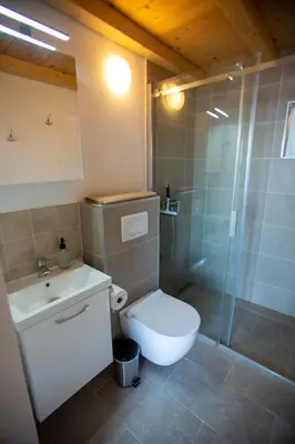 Kupaonica u objektu Sea view Eco house with pool, 250m to beach - Falcon View Hvar