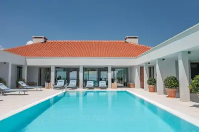 Bazen u objektu Luxury Villa Bracchia Magic Retreat I with large heated pool & spa on Brač ili u blizini