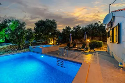 Bazen u objektu Villa Maria Škrip ili u blizini