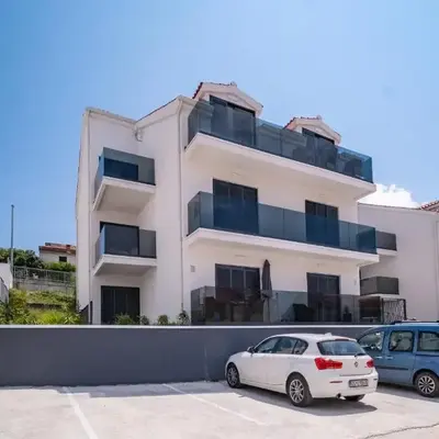 Apartments with parking space Postira