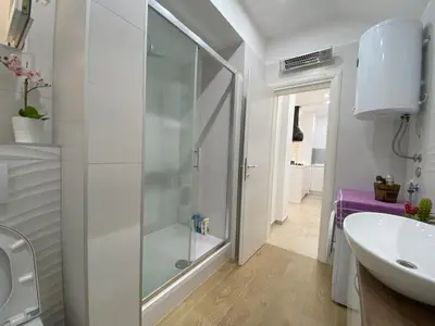 Kupaonica u objektu Holiday home Kuzma with private pool and sea view