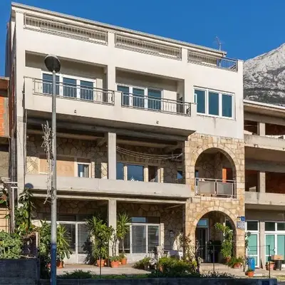 Apartments with parking space Makarska - 22017